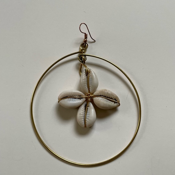 Cowrie shell hoop earrings - Picture 2 of 6